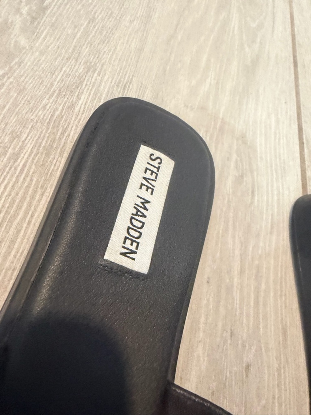 Steve Madden Kaya flat slide sandals in black leather - Picture 2 of 6